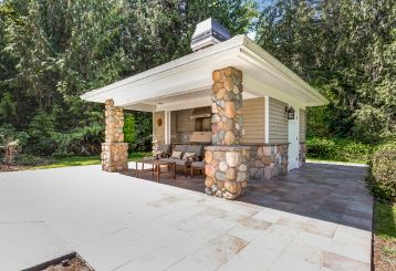 Modern outdoor kitchen with modular design, integrated appliances, and stylish furnishings, reflecting 2023 trends in outdoor living. Explore the perfect blend of functionality and luxury with Drywall Repair Baldwin Park.